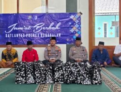 Sentuhan Humanis Kasatlantas Bangkalan: Tebar Sembako dan Berkah Jumat di Masjid Baitur Rohim