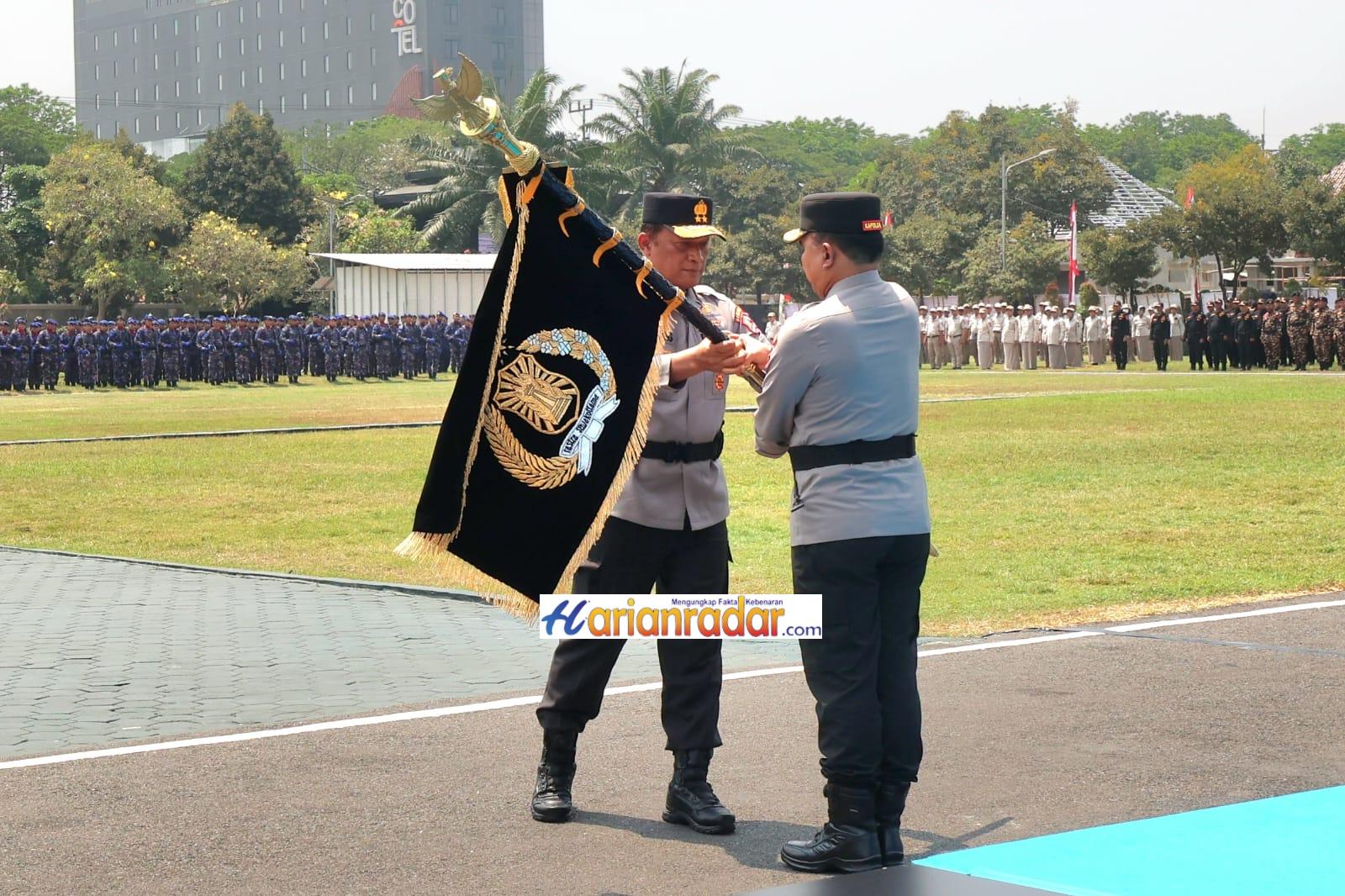 Pataka Bhayangkara Satya Abhiyukta Diserahkan kepada Irjen Pol Dekananto