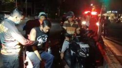 Proyek U-Ditch Bratang Binangon Makan Korban Ceceran Material Bikin Pengendara Motor Cedera Masuk Rs
