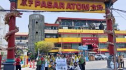 Pasar Atom Berkolaborasi dengan EEN Surabaya Tuang EE ke Sungai 130 Wadah Sampah diserahkan ke DLH