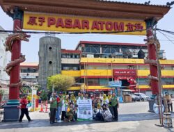 Pasar Atom Berkolaborasi dengan EEN Surabaya Tuang EE ke Sungai 130 Wadah Sampah diserahkan ke DLH
