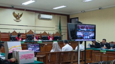 Mantan Kepala Dinas Energi dan Sumber Daya Mineral (ESDM) Jawa Timur, Aris Mukiyono, menghadapi dakwaan dugaan tindak pidana korupsi berupa pungli