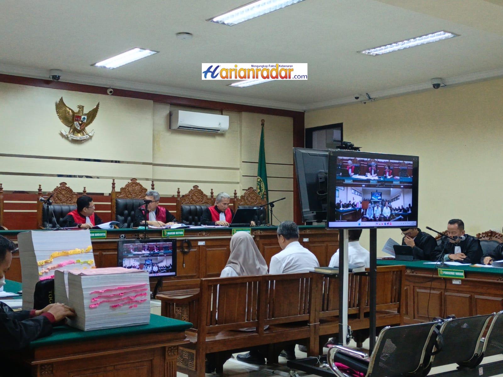 Mantan Kepala Dinas Energi dan Sumber Daya Mineral (ESDM) Jawa Timur, Aris Mukiyono, menghadapi dakwaan dugaan tindak pidana korupsi berupa pungli