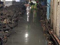Proyek Drainase Tambak Asri Paksa Pekerja Menyelam di Air Pekat | Diduga Kontraktor Kebal Aturan, DSDABM Surabaya Dinilai Impoten!
