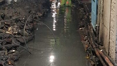 Proyek Drainase Tambak Asri Paksa Pekerja Menyelam di Air Pekat DSDABM Surabaya Dinilai Impoten!