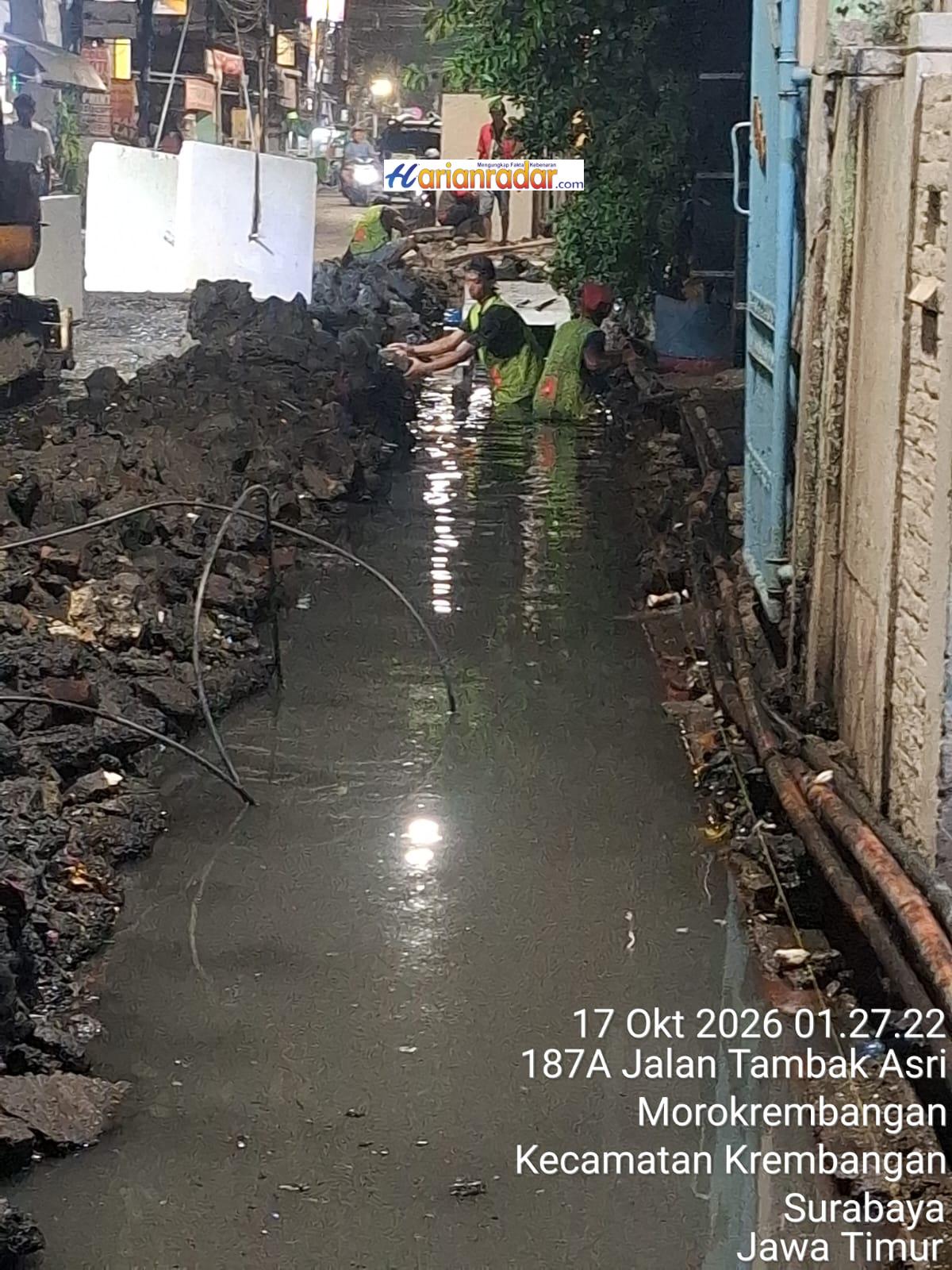 Proyek Drainase Tambak Asri Paksa Pekerja Menyelam di Air Pekat DSDABM Surabaya Dinilai Impoten!