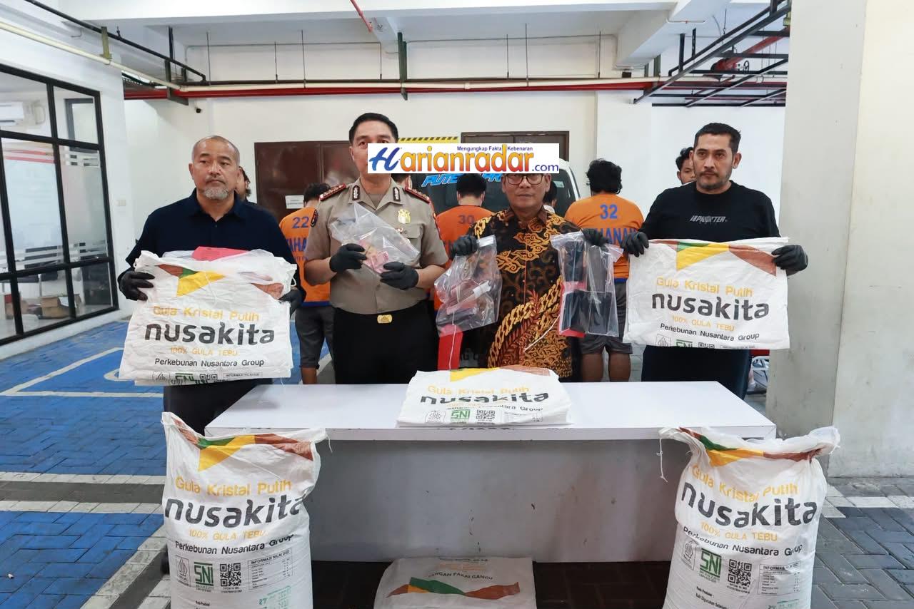 Polda Jatim Ungkap Dugaan Penipuan dan Penggelapan 185 Ton Gula, 11 Tersangka Diamankan