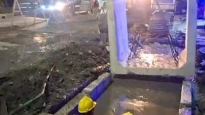 Pekerja Dipaksa Menyelam di air comberan Proyek U-Ditch Tambak Mayor DSDABM Surabaya Kecolongan!