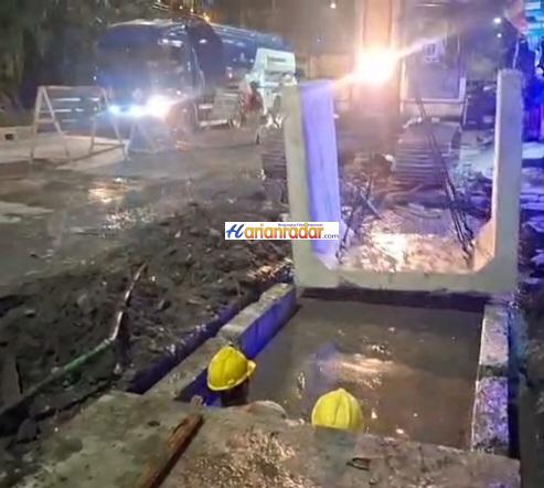 Pekerja Dipaksa Menyelam di air comberan Proyek U-Ditch Tambak Mayor DSDABM Surabaya Kecolongan!