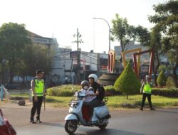 Berikan Rasa Aman, Kapolres Pelabuhan Tanjung Perak Turun Langsung Pengaturan Lalu Lintas Pagi