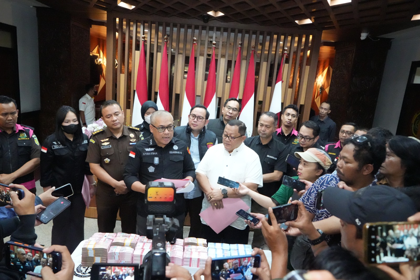 Penyidikan dugaan pungli dalam proses penerbitan perizinan di lingkungan Dinas ESDM Provinsi Jawa Timur terus dikembangkan Kejati Jatim