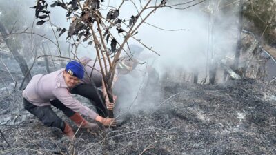 Personel BKO Polda Jatim Gerak Cepat Padamkan Titik Api