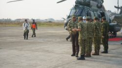 Kodaeral XI Bersama Jajaran TNI, Menyambut Menhan RI Usai Kunjungan Kerja ke Yonif TP 817/AOBA