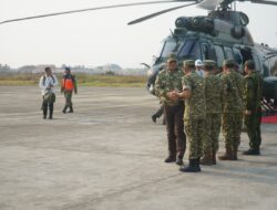 Kodaeral XI Bersama Jajaran TNI, Menyambut Menhan RI Usai Kunjungan Kerja ke Yonif TP 817/AOBA