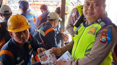 Hari pertama Operasi Patuh Semeru 2026, Polres Pelabuhan Tanjung Perak mengedepankan kegiatan preemtif dan preventif dengan melaksanakan pemasangan banner