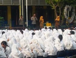 Polisi Sapa Siswa SMPN 42 Surabaya, Ajak Raih Prestasi dan Jauhi Kenakalan Remaja