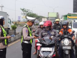 Satlantas Polres Gresik Bagikan Cokelat kepada Pengendara di Exit Tol Kebomas Gresik, Ops Patuh Semeru 2026