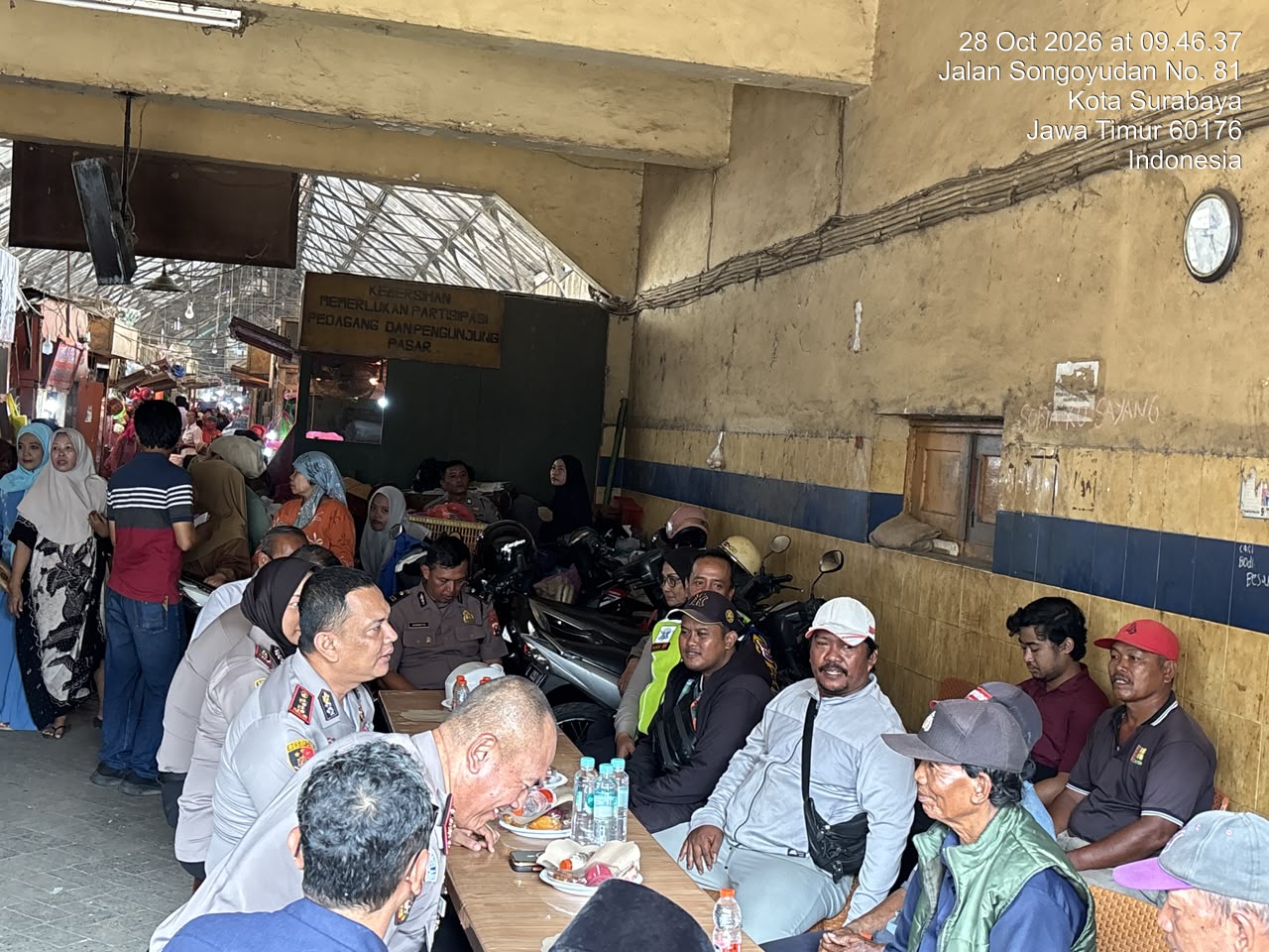 Kapolres Pelabuhan Tanjung Perak, AKBP Irwan Kurniawan, turun langsung menemui elemen masyarakat di Pasar Pabean Cantian