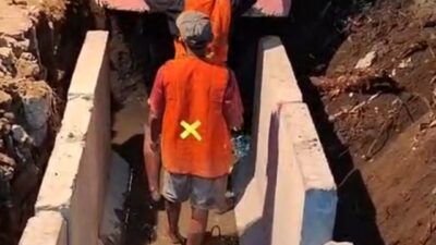 Proyek pemasangan saluran air beton (u-ditch) di Jalan Kapas Krampung, Tambakrejo, Kecamatan Simokerto, Kota Surabaya