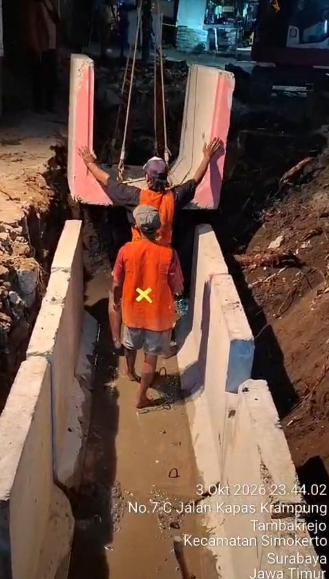 Proyek pemasangan saluran air beton (u-ditch) di Jalan Kapas Krampung, Tambakrejo, Kecamatan Simokerto, Kota Surabaya