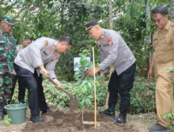 Aksi Ecology Policing Polres Trenggalek Selamatkan Sumber Mata Air Atasi Kekeringan