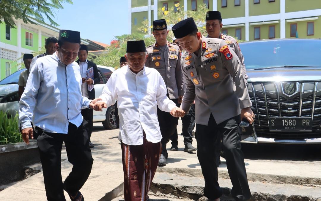 Kapolres Mojokerto AKBP Dr. Raden Erik Bangun Prakasa, S.H., S.I.K., M.M. menggelar kunjungan silaturahmi kepada Pengasuh Pondok Pesantren Amanatul Ummah Pacet, Prof. Dr. KH. Asep Saifuddin Chalim, M.A.,