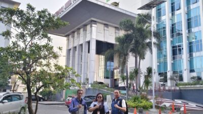 Tim advokat dari kantor hukum Dr. (c) TNI AD (Purn.) Adv. Rikha Permatasari, S.H., M.H., & Rekan selaku kuasa hukum pelapor, Imam Syafi'i, mendatangi Kantor Kejaksaan Tinggi (Kejati) Jawa Timur