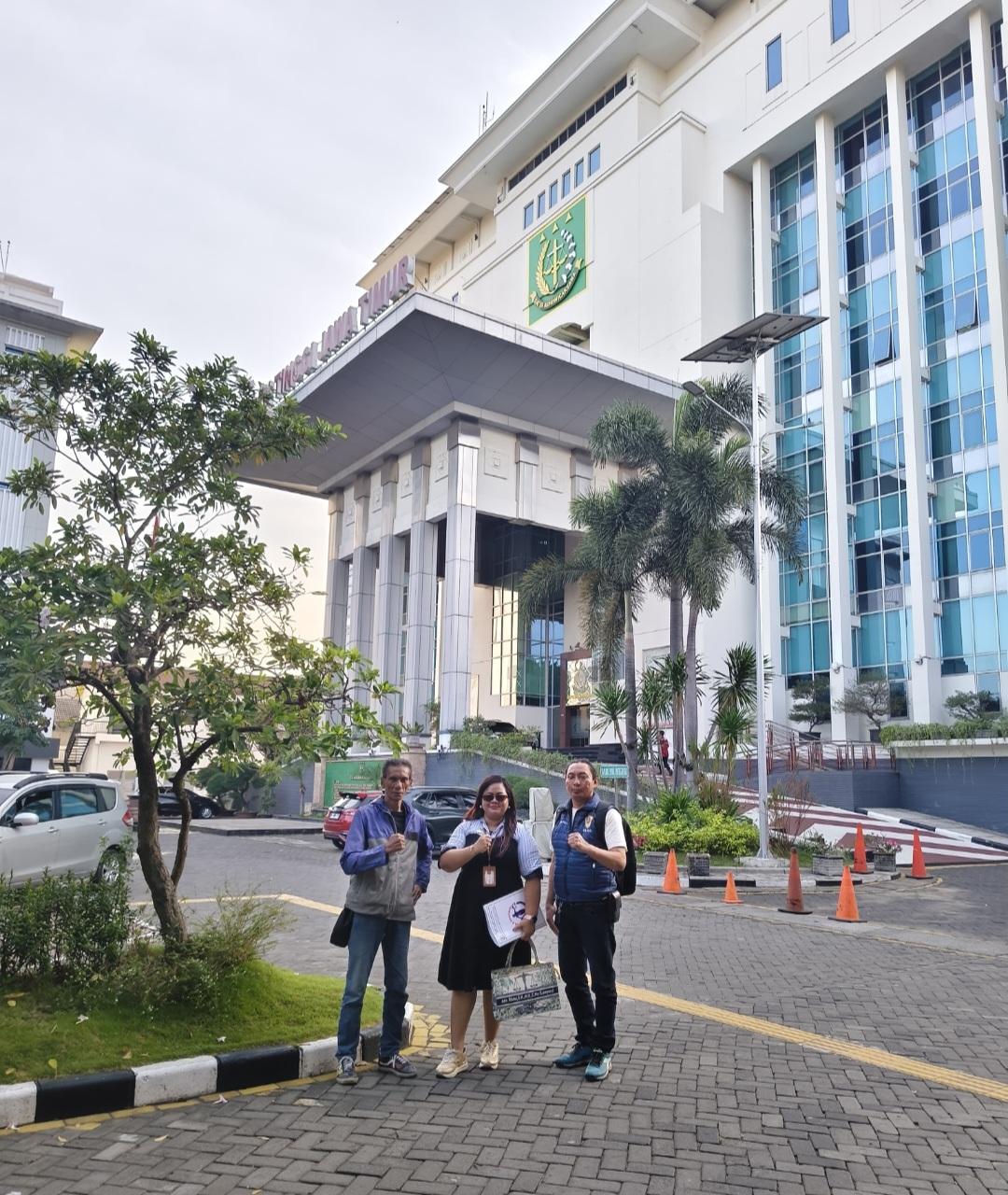 Tim advokat dari kantor hukum Dr. (c) TNI AD (Purn.) Adv. Rikha Permatasari, S.H., M.H., & Rekan selaku kuasa hukum pelapor, Imam Syafi'i, mendatangi Kantor Kejaksaan Tinggi (Kejati) Jawa Timur