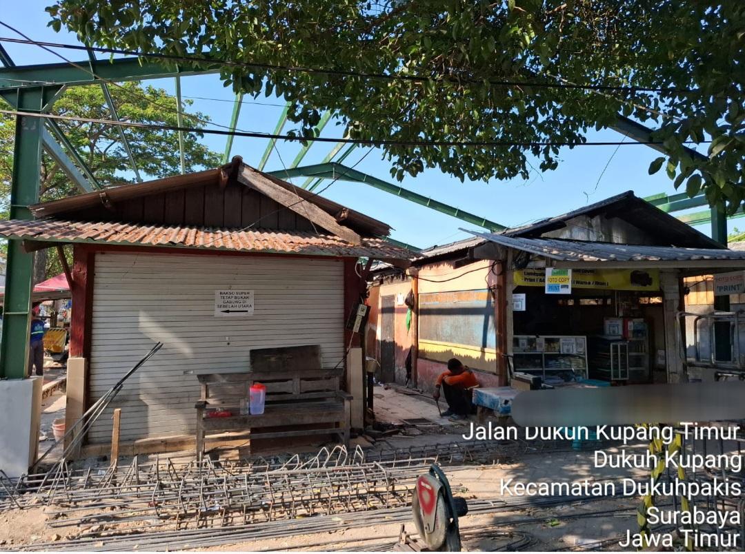 Pemandangan Pembangunan Pasar Dukuh Kupang yang berlokasi di Jalan Dukuh Kupang Timur, Kecamatan Dukuhpakis, Kota Surabaya