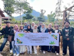 Mahasiswa Akuntansi UINSA Belajar Kemandirian Ekonomi Desa melalui Tata Kelola Keuangan di Oro-Oro Ombo