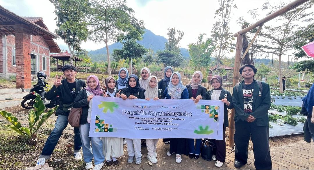 Mahasiswa Akuntansi UINSA Belajar Kemandirian Ekonomi Desa melalui Tata Kelola Keuangan di Oro-Oro Ombo