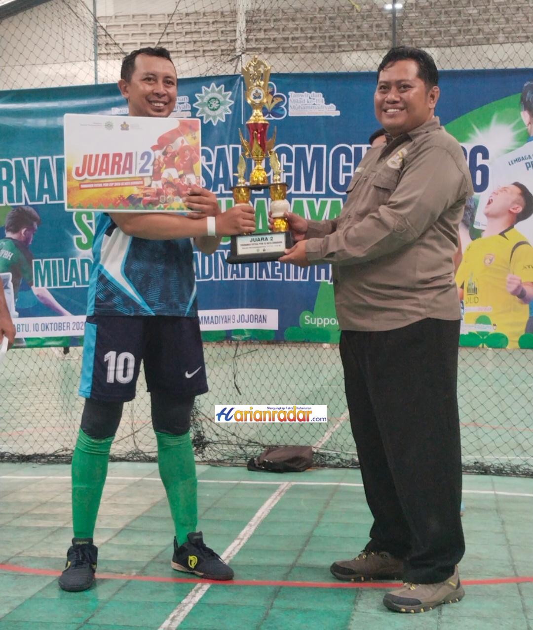 Tim PCM Bubutan, Surabaya, Juara 2 dalam turnamen futsal. Trofi kemenangan dan piagam penghargaan diserahkan langsung dan diterima dengan bangga oleh kapten tim Sahendra (Sekertaris PRM Bubutan). 