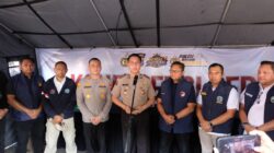 Kabid Humas Polda Jawa Timur Kombes Pol Jules Abraham Abast, didampingi Dirresnarkoba,Kombes Pol Muhammad Kurniawan dan Kapolres Pelabuhan Tanjung Perak AKBP Irwan Kurniawan