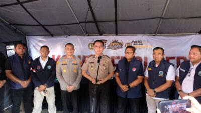 Kabid Humas Polda Jawa Timur Kombes Pol Jules Abraham Abast, didampingi Dirresnarkoba,Kombes Pol Muhammad Kurniawan dan Kapolres Pelabuhan Tanjung Perak AKBP Irwan Kurniawan