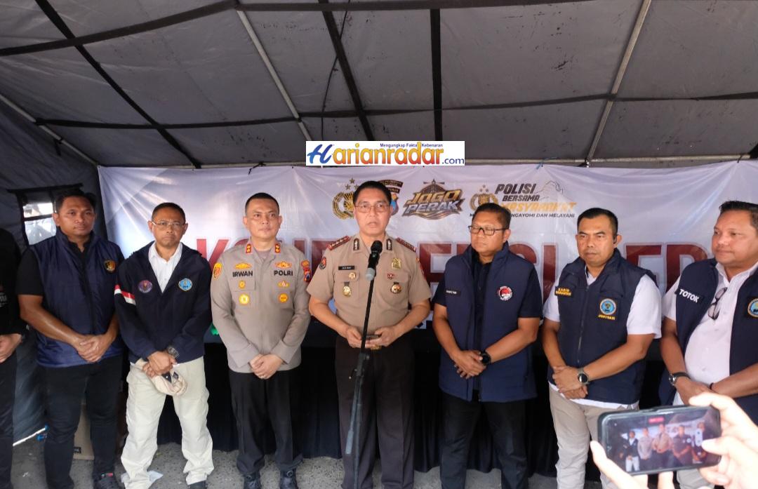 Kabid Humas Polda Jawa Timur Kombes Pol Jules Abraham Abast, didampingi Dirresnarkoba,Kombes Pol Muhammad Kurniawan dan Kapolres Pelabuhan Tanjung Perak AKBP Irwan Kurniawan