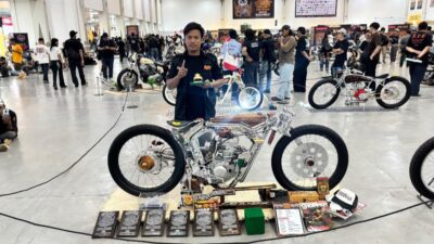 Terinspirasi tradisi karapan sapi, Ajies Sabara bersama dua saudaranya berhasil meraih juara dalam ajang Kustomfest 2026
