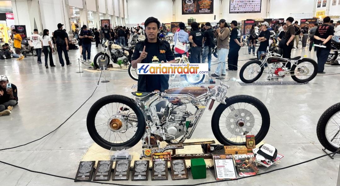 Terinspirasi tradisi karapan sapi, Ajies Sabara bersama dua saudaranya berhasil meraih juara dalam ajang Kustomfest 2026