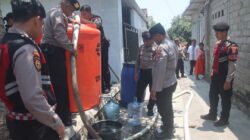Polres Blitar Kota Salurkan 3.000 Liter Air Bersih ke Kelurahan Sentul