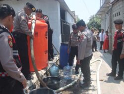 Atasi Kekeringan, Polres Blitar Kota Salurkan 3.000 Liter Air Bersih ke Kelurahan Sentul