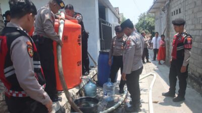 Polres Blitar Kota Salurkan 3.000 Liter Air Bersih ke Kelurahan Sentul