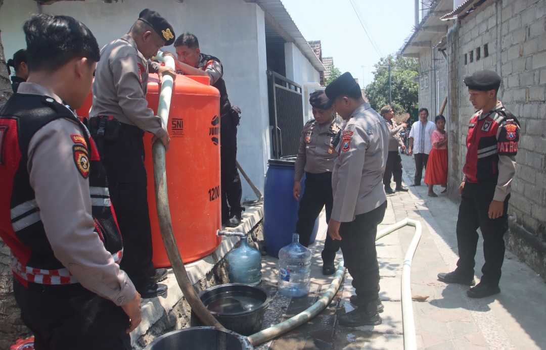 Polres Blitar Kota Salurkan 3.000 Liter Air Bersih ke Kelurahan Sentul