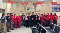 Peringati Hari Jadi Bangkalan, Petugas Satpas Tangkel Layani Masyarakat Pakai Baju Adat Madura