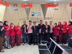 Semarak Hari Jadi Bangkalan, Samsat Bangkalan Kenakan Pakaian Khas Madura