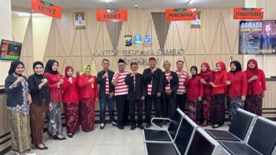 Peringati Hari Jadi Bangkalan, Petugas Satpas Tangkel Layani Masyarakat Pakai Baju Adat Madura