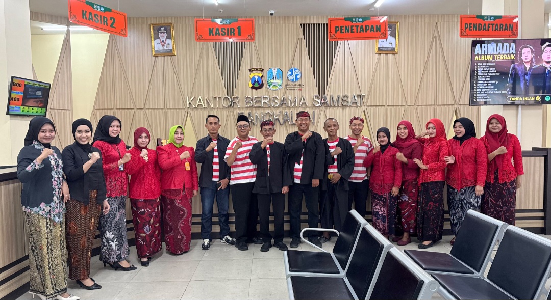 Peringati Hari Jadi Bangkalan, Petugas Satpas Tangkel Layani Masyarakat Pakai Baju Adat Madura