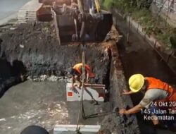Demi Kejar Tayang Rp 6,7 Miliar: Proyek U-Ditch Tambak Mayor Tabrak Metode Teknis, Warga Tercekik Debu