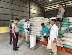 Polres Pelabuhan Tanjung Perak Pasok 1 Ton Jagung Hasil Panen Binaan ke Bulog