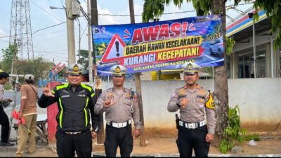 Kasatlantas Polres Bangkalan AKP Febry Hermawan, bersama Kanit Gakkum dan Kanit Kamsel