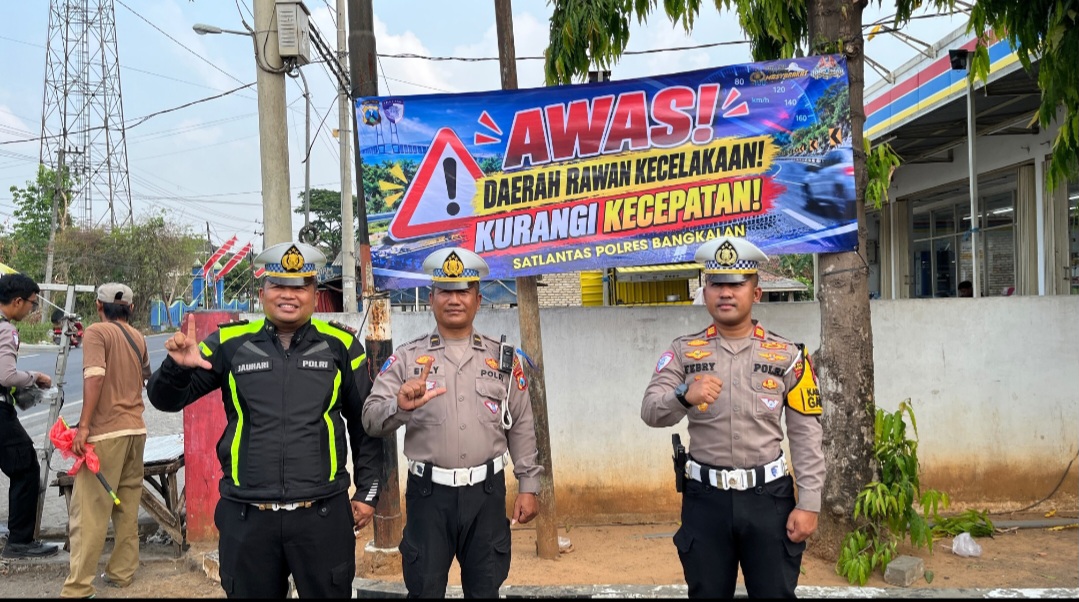 Kasatlantas Polres Bangkalan AKP Febry Hermawan, bersama Kanit Gakkum dan Kanit Kamsel
